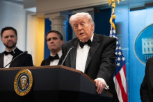 Le président américain Donald Trump s'exprime lors d'une conférence de presse dans la salle de presse Brady de la Maison Blanche, le 25 avril 2026.