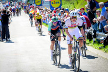 Tadej Pogacar et le Français Paul Seixas en pleine course élite masculine de Liège-Bastogne-Liège, épreuve cycliste d'un jour UCI World Tour de 259,5 km reliant Liège à Bastogne, le 26 avril 2026.