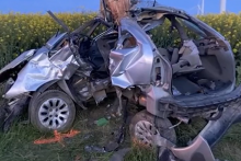 La carcasse de la voiture encastrée dans un arbre après l'accident dans la Marne ayant coûté la vie à quatre jeunes, le 25 avril 2026.