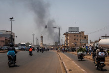 Une colonne de fumée à Bamako au Mali alors que des affrontements ont lieu entre les jihadistes et l'armée malienne le 26 avril 2026.