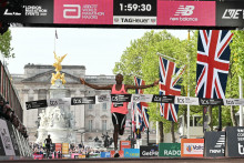 Sabastian Sawe (Kenya) franchit la ligne d'arrivée du Marathon de Londres 2026, le 26 avril 2026.