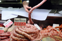 Des saucisses de Toulouse dans une boucherie (image d'illustration)