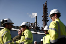 Des employés se sont rassemblés sur le site industriel du groupe Fibre Excellence à Tarascon, le 14 avril 2026.