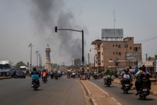 Une colonne de fumée à Bamako au Mali alors que des affrontements ont lieu entre les jihadistes et l'armée malienne le 26 avril 2026.
