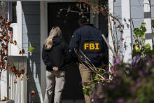 Le 26 avril 2026, des agents du FBI frappent aux portes des voisins d'une maison liée au suspect de la fusillade lors du dîner des correspondants de la Maison-Blanche à Torrance, en Californie.