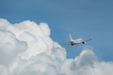 Un avion dans le ciel. (Illustration)