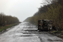Un véhicule brûlée sur une route de campagne dans le Donbass, en 2022 (image d'illustration).
