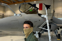 Le capitaine Louis devant un avion Rafale, sur la base militaire aérienne d'Orange.