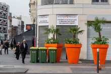 Un restaurant Master Poulet, spécialisé dans le poulet grillé halal, après que le maire a fait installer plusieurs pots de fleurs orange géants tout autour de l'établissement pour en bloquer l'accès à Saint-Ouen, le 29 avril 2026