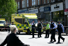 Le 29 avril 2026, des policiers patrouillent dans un périmètre bouclé du quartier de Golders Green, au nord de Londres, après qu'une agression au couteau a fait deux victimes et qu'un suspect a été arrêté.
