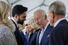 Le maire de New York, Zohran Mamdani, salue le roi Charles III et la reine Camilla lors d'une cérémonie au Mémorial national du 11-Septembre, le troisième jour de leur visite d'État aux États-Unis, le 29 avril 2026 à New York