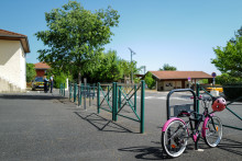 Des policiers montant la garde près de l'école du village de Lucenay, au cœur du Beaujolais, à une trentaine de kilomètres au nord de Lyon, le 30 avril 2026.