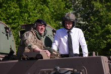 Emmanuel Macron se tient dans un véhicule blindé Serval lors d'une visite à l'exercice militaire Orion 2026 de Suippes, dans l'est de la France, le 30 avril 2026.