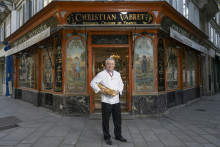 Christian Vabret devant sa boulangerie dans le 4ème arrondissement de Paris, le 11 avril 2024