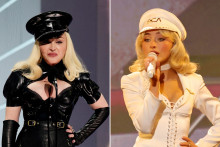 Madonna au MTV Music Awards en 2021 (gauche) et Sabrina Carpenter aux Grammy Awards en 2026 (droite)