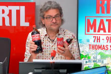 Olivier Dauvers analyse différents contenants du Coca-Cola, le 1er mai 2026