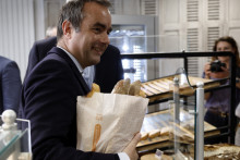 Sébastien Lecornu achète du pain lors d’une visite dans une boulangerie à l’occasion de la Fête du Travail à Saint-Julien-Chapteuil