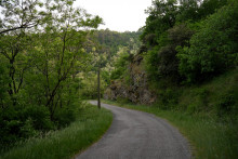 Photographie de la route où l'accident s'est produit à Talencieux (Ardèche), le 1er mai 2026