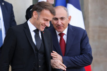 Le président français Emmanuel Macron et le Premier ministre arménien Nikol Pachinian s'entretiennent après une réunion à l'Élysée, à Paris, le 30 octobre 2025, en marge du Forum de Paris pour la paix.