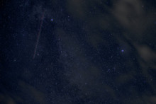 Une photographie du ciel prise à Sublaines, dans le centre de la France, le 13 août 2023, montre un avion et des étoiles lors des nuits des étoiles (illustration).