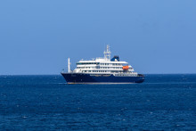 Le navire MV Hondius au large du port de Praia, au Cap-Vert, le 3 mai 2026