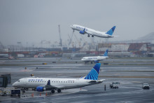 Des avions de la compagnie aérienne United Airlines à l'aéroport de Newark, près de New York, le 23 mars 2026. (Illustration)