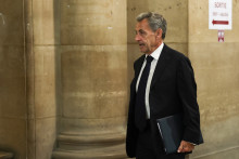 L'ancien président français Nicolas Sarkozy arrive au Palais de Justice de Paris, le 4 mai 2026, pour son procès en appel dans le cadre de l'affaire des financements libyens.