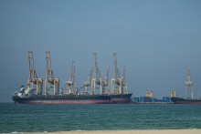 Des pétroliers au terminal à conteneurs de Khor Fakkan, le seul port naturel en eau profonde de la région et l’un des principaux ports à conteneurs de l’émirat de Chardjah, le long du détroit d’Ormuz, juin 2025.