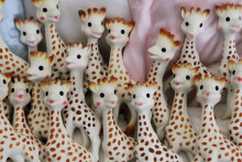 Sophie la girafe pose dans la boutique de Teri Weiss à Berley Hills, en Californie, le 12 mars 2011.