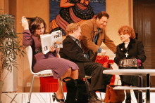 Les comédiens de gauche à droite Marilou Berry, Bernard Dhéran, Daniel Russo et Claire Maurier lors du filage de la pièce "Toc Toc" de  Laurent Baffie, le 12 décembre 2005