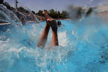 Un homme en train de plonger dans une piscine (image d'illustration)