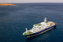 le bateau de croisière MV Hondius au large du port de Praia