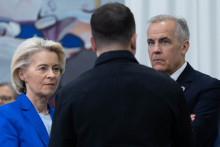 Mark Carney, Premier ministre canadien et Ursula von der Leyen, présidente de la Commission européenne parlent avec Volodymyr Zelensky, président ukrainien, au sommet de l'Europe en Arménie le 4 mai 2026.