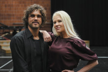 Le chanteur Pete Parkkonen et la violoniste Linda Lampenius représenteront la Finlande lors de la 70e édition de l'Eurovision, du 12 au 16 mai 2026 à Vienne, en Autriche.