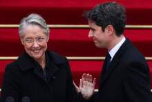 Elisabeth Borne et Gabriel Attal, lors de la passation de pouvoir à Matignon, le 9 janvier 2024