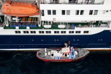 Un avion médicalisé transportant des patients évacués du bateau de croisière MV Hondius, mercredi 6 mai 2026.