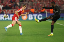 L'attaquant français du Paris Saint-Germain, Ousmane Dembélé, trompe le défenseur croate du Bayern Munich, Josip Stanisic, lors du match retour des demi-finales de la Ligue des champions à Munich, le 6 mai 2026
