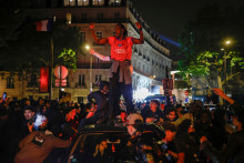 Les supporters du Paris Saint-Germain (PSG) célèbrent la qualification de leur équipe pour la finale de la Ligue des champions de l'UEFA près des Champs-Élysées après le match retour des demi-finales contre le Bayern Munich, le 6 mai 2026.