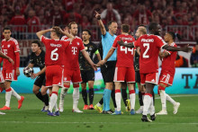 Les joueurs du Bayern Munich protestent auprès de l'arbitre portugais Joao Pinheiro lors du match contre le PSG en Ligue des champions à l'Allianz Arena, le 6 mai 2026.