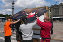 Des ouvriers réparent l'exposition photo du photographe Yann Arthus-Bertrand, place de la Concorde à Paris, le 7 mai 2026.