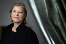 L'ancienne mannequin suédoise Ebba Karlsson pose lors d'une séance photo à Paris le 18 mars 2026.