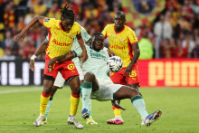 Le milieu de terrain de Lens, Amadou Haidara, , et le milieu de terrain de Nantes, Mohamed Kaba, lors du match de Ligue 1, le 8 mai 2026.