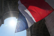 Le drapeau français sous l'Arc de Triomphe lors des commémorations du 8-Mai à Paris en 2026