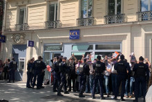 Un rassemblement dispersé par la police à Paris, le 9 mai 2026