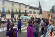 Des manifestants devant l'hôtel de Patrick Bruel à L'Isle-sur-la-Sorgue, le dimanche 10 mai 2026.