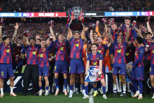 L'équipe de Barcelone célèbre sa victoire dans la Ligue espagnole 2025-2026 après le match de football de la ligue espagnole entre le FC Barcelone et le Real Madrid CF au stade Camp Nou de Barcelone, le 10 mai 2026..