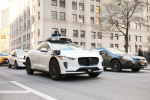 Un robot-taxi développé par Waymo dans les rues de New York, le 9 avril 2026.