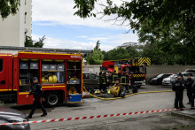 Les pompiers sur le site d'un incendie près de Lyon, le 11 mai 2026