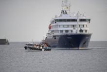 Le navire de croisière MV Hondius au port de Granadilla, dans le sud de l'île espagnole de Tenerife le 10 mai 2026.