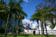 L'affiche officielle de la 79e édition du Festival de Cannes et le Palais des Festivals en arrière-plan, à Cannes, le 11 mai 2026.